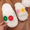 Chinelos peludos florais para mulheres, novo estilo de inverno 2026, bico aberto, de calçar, chinelos de algodão femininos, baixos, de pelúcia, chinelos de casa