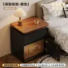 Mesa de cabeceira color block em madeira de nogueira com compartimentos ocultos, apresentando duas gavetas para armazenamento privado, um armário de cabeceira multifuncional para quartos de casa