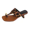 Chanclas Cuadradas Retro para Mujer Verano 2026 Nuevas Hebilla Metálica Tira Única Tacón Grueso Chanclas