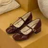 Deslumbrantes sapatos femininos estilo francês, novo modelo da primavera de 2026, sapatos Mary Jane de couro com uma única tira, combinados com uma saia, delicados sapatilhas