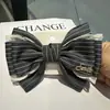 Pinza de Resorte de Mariposa con Patrón de Mezclilla Vintage con Delicado Pasador de Camelia Bordado, una Herramienta de Peinado Que No Lastima la Parte Posterior de la Cabeza