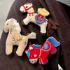 Lindo Broche de Caballo de Tela para Mujer, Adecuado para Abrigos y Bufandas, Pin Decorativo con Diseño Único, Accesorio de Nicho