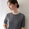Bai Cai Rong Estilo Nuevo de Otoño para Mujer Cuello Redondo Cachemira Patrón de Diamantes Hueco Manga Corta Holgado Casual Versátil Top