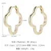Ear cuffs de trébol de cuatro hojas huecos de cobre chapado en oro de 14 quilates, pendientes huggie de flor simples y lisos, producto terminado por Zhongxing Jewelry