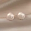 Pendientes de Perla Versátiles de Lujo Ligero Estilo Francés con un Toque de Alta Gama, Temperamento Suave, Estilo Clásico, Pendientes de Botón y Colgantes de Perla Blanca Leche