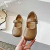Sapatos de couro estilosos e da moda para meninas em estilo britânico, novidade do outono de 2026, versão coreana, sapatos casuais infantis de corte baixo com sola macia