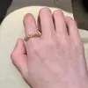 Anillo retro estilo vintage para mujer, versátil y moderno, adecuado para apilar, con un diseño único y elegante microincrustado, anillo para el dedo índice estilo ins, nuevo modelo de moda