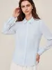 Camisa de Verano 2026 Rayas Azul Suave y Blanco con Adornos Metálicos, Cuello de Solapa, Mangas Largas, Nueva Elegante Camisa para Viajar al Trabajo