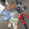 Chinelos Masculinos de Verão Estilo 2025, Chinelos de Dedo Personalizados Estilo Coreano para Exterior, Chinelos Antiderrapantes, Calçados de Praia Masculinos, Modernos