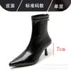 Botas Curtas de Camurça Bico Fino Salto Agulha para Mulheres 2025 Outono e Inverno Novas Botas Slim com Forro de Lã Chelsea Francês Elástico