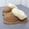 Populares pantuflas peludas de suela gruesa para mujer, nuevo estilo invierno 2026, adecuadas para usar al aire libre en el noreste de China, con tacón elevado, puntera cerrada y pantuflas gruesas de algodón forradas de felpa