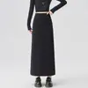 Foto real de falda negra para mujer, nuevo estilo otoño 2026, de cintura alta, con abertura, línea A, recta, ajustada, falda larga de un paso