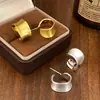 Moda Europea y Americana Simple Lujo Ligero Sensación de Alta Gama Pendientes de Botón con Forma de C Cepillados Exquisito Sentido de Diseño de Nicho Pendientes Versátiles para el Trabajo