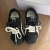 Zapatillas de entrenamiento alemanas de moda con suela gruesa para mujer, nueva colección otoño 2026, zapatos planos casuales versátiles, zapatillas negras populares antideslizantes
