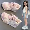 Sapatos Casuais Versáteis da Moda para Meninas 2026 Nova Coleção Primavera/Verão Sapatos Infantis com Solado Macio Confortáveis Estilo Forrest Gump para Crianças Maiores Tênis de Corrida