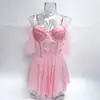 Estilo europeo y americano, sexy y seductor, con un diseño de malla floral 3D, una bata de noche estilo princesa con hombros descubiertos y un soporte con aros para un look sensual y juguetón.