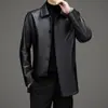 Chaqueta de longitud media para hombre, de piel genuina, con cuello alto, estilo casual de negocios, diseño de parka, que irradia un ambiente de alta gama y moderno, y con tejido grueso