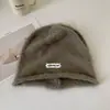 Touca de tricô estilo coreano com aplique, doce e fofa, felpuda e quente, adequada para mulheres no outono e inverno, com circunferência de cabeça grande, e projetada para manter as orelhas aquecidas