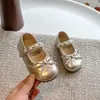 Zapatos planos bajos de estilo francés retro para niños, nuevo modelo de verano 2026, zapatos de charol Mary Jane de moda para niñas para combinar con faldas