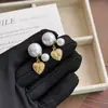 Pendientes de Corazón Cepillado con Perlas Grandes y Pequeñas Doradas y Plateadas de Doble Cara para Mujer, Aretes de Botón de Nuevo Estilo con un Toque de Lujo Ligero y de Alta Gama