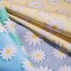 Tela de lona con estampado fresco pequeño, tela de lona para equipaje con margarita pequeña y seda dorada, lona de equipaje, sarga de punto, tela compuesta impermeable al por mayor