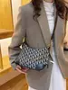 Bolsos Nuevo Retro Letra Bolso de Axila Gran Capacidad Bolso de Hombro Cruzado para Viajes Bolso de Media Luna Bordado con Cadena para Mujer