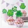 Nueva calle. Tarjeta con cupcakes para decorar la fiesta del Día de San Patricio con complementos para tartas irlandesas