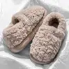 Chinelos de algodão femininos para uso externo no inverno, novo modelo 2026, pantufas de pelúcia quentes para casa, sapatos de algodão fechados antiderrapantes para maternidade para mulheres