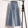 Foto real de jeans de perna reta plus size para mulheres, estação primavera, corte solto, modelador, cintura elástica, cordão, calças de perna larga com fenda