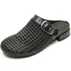 Mules trançadas vazadas de bico fechado em estilo casual para mulheres, novo modelo primavera-verão 2026, sapatos preguiçosos slip-on versáteis para uso ao ar livre