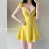 Traje de baño de una pieza para mujer, estilo nuevo, de alta gama, amarillo cremoso, estilo falda, que oculta el abdomen, adelgazante, realza busto pequeño, traje de baño conservador