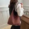 Bolsa de Camurça Feminina 2025 Nova Moda Grande Capacidade Ombro Transversal Axila Retro Versátil Bolsa Tote para o Dia a Dia