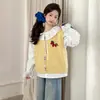 Conjunto de Chaleco y Camisa Súper Elegante Estilo Coreano para Niñas, Atuendo de Primavera 2026 Modelo Nuevo, Conjunto de Tres Piezas de Pantalones Vaqueros de Primavera y Otoño para Niños