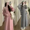 Conjunto de Vestido de Primavera para Maternidad en Stock, Tallas Grandes Moda Tendencia Mamá Nuevo Estilo Cárdigan de Punto Rayado Conjunto de Dos Piezas