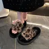Pantuflas de Piel con Estampado de Leopardo y Suela Gruesa para Mujer, Para Usar en Exteriores, Nuevo Estilo Otoño/Invierno 2026, Estilo Hada de Celebridad de Internet, Combinan Bien con Faldas, Pantuflas de Algodón de una Sola Tira