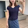 Blusa de manga curta com decote em V estilo francês e botões pequenos, tecido de malha fina respirável, material Tencel-acetato, mangas caídas, elegante e modeladora