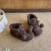 Sapatos Felpudos Forrados com Pelúcia e Pompons para Meninas 2026 Novo Estilo de Inverno Sapatos Versáteis de Pelúcia e Algodão para Meninas Mocassins Infantis com Solado Macio