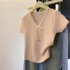 Camiseta Feminina de Verão 2025 de Cor Sólida com Decote V e Manga Curta com Renda na Borda do Ombro, Tricot Fino, Desejo Puro, Manga Voadora
