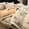 Ribete de pelo de conejo, diseño en relieve tridimensional, juego de ropa de cama de terciopelo de leche de cuatro piezas, juego de ropa de cama de franela de doble cara, forrado de felpa y engrosado para invierno