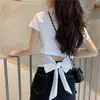 Camiseta de Manga Curta para Mulheres, Novo Estilo Verão 2026, Design Costas Abertas com Laço para Menina Ousada, Cropped Tendência