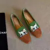 Gato de la Suerte 2026 Nuevo Modelo Mocasines Slip-On Bordados Mate para Mujer con Tacón Bajo Grueso Zapatos Gorro de Gato