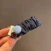 Pinza para el pelo de alta gama estilo retro nuevo de Dongdaemun, Corea, de mezclilla plisada, accesorio para el cabello para mujeres con sentido del diseño, fleco lateral con botón