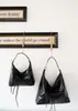 Bolsa Tote ou Bolsa de Mão com Rebites, Grande Capacidade, Cool e Estilosa, Feita de Couro Bovino de Primeira Camada, Bolsa de Ombro 2025, Bolsa Feminina de Couro Genuíno