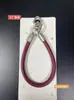 Nova pulseira de couro triangular com fivela dupla para celular, acessório universal, pulseira simples com fivela dupla, corrente de suspensão anti-queda