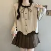 Colección nueva Otoño 2026: Blusa de moda estilo francés con bloques de color y volantes, top corto de manga larga para mujer con un look sofisticado