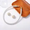 Conjunto de aretes y collar de lujo con perlas artificiales, transfronterizo, delicado, romántico y elegante, simple y versátil para mujeres a la moda en banquetes