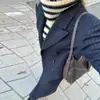 Moda Transfronteriza Nueva Otoño e Invierno 2025 Elegante Chaqueta Larga para Mujer con Rayas Verticales Versátil y Adelgazante