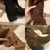 Versão em couro de botas de montaria femininas com aumento de altura que fazem as pernas parecerem mais longas, botas longas de bico redondo com salto grosso e fivela de tira cruzada, botas de cowboy western