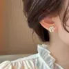 Brincos de Pérola Florais Design de Nicho para Mulheres Brincos de Luxo Leve Elegantes Novos Estilos Quentes para Mulheres 2025