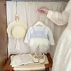 Roupas coreanas de outono para meninas: conjunto de duas peças com uma blusa de alça falsa de duas peças com painéis de tule e calça jeans de perna reta